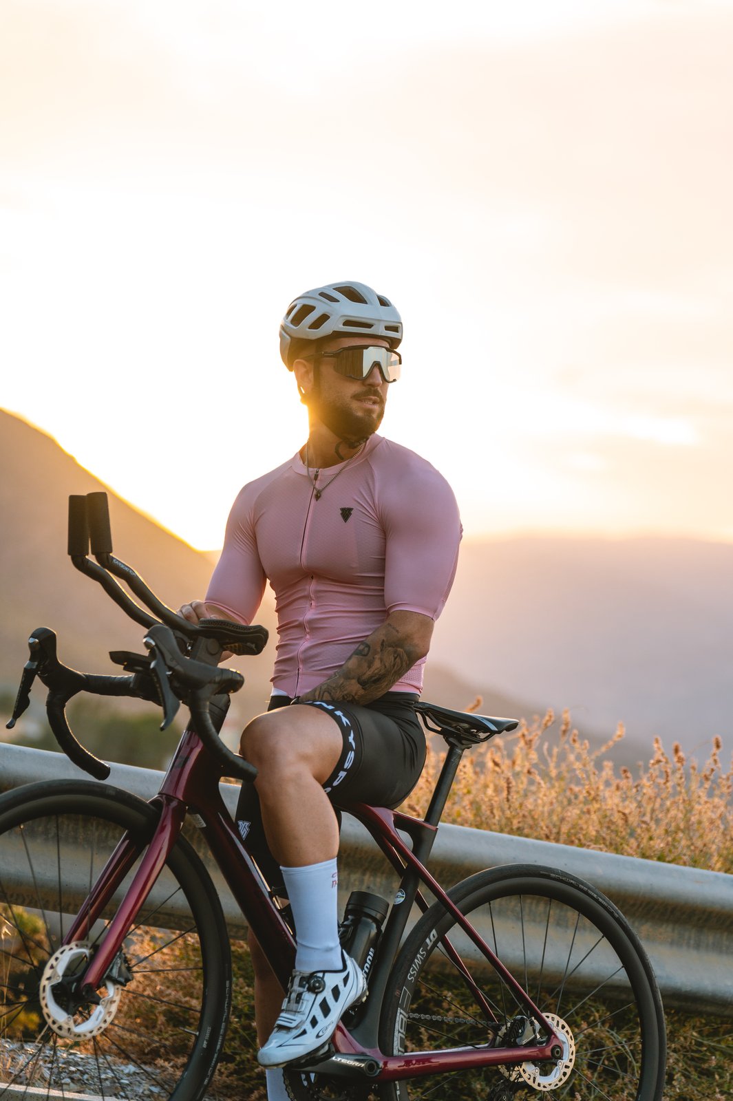 Álvaro Cañadas sobre la bici al atardecer